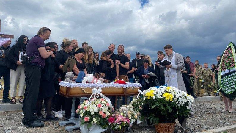 Во время церемонии прощания с ребенком играли скрипачи / фото suspilne.media Во время церемонии прощания с ребенком играли скрипачи / фото suspilne.media