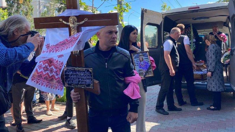 Маленькую Лизу похоронили на городском кладбище на Сабарове / фото suspilne.media Маленькую Лизу похоронили на городском кладбище на Сабарове / фото suspilne.media