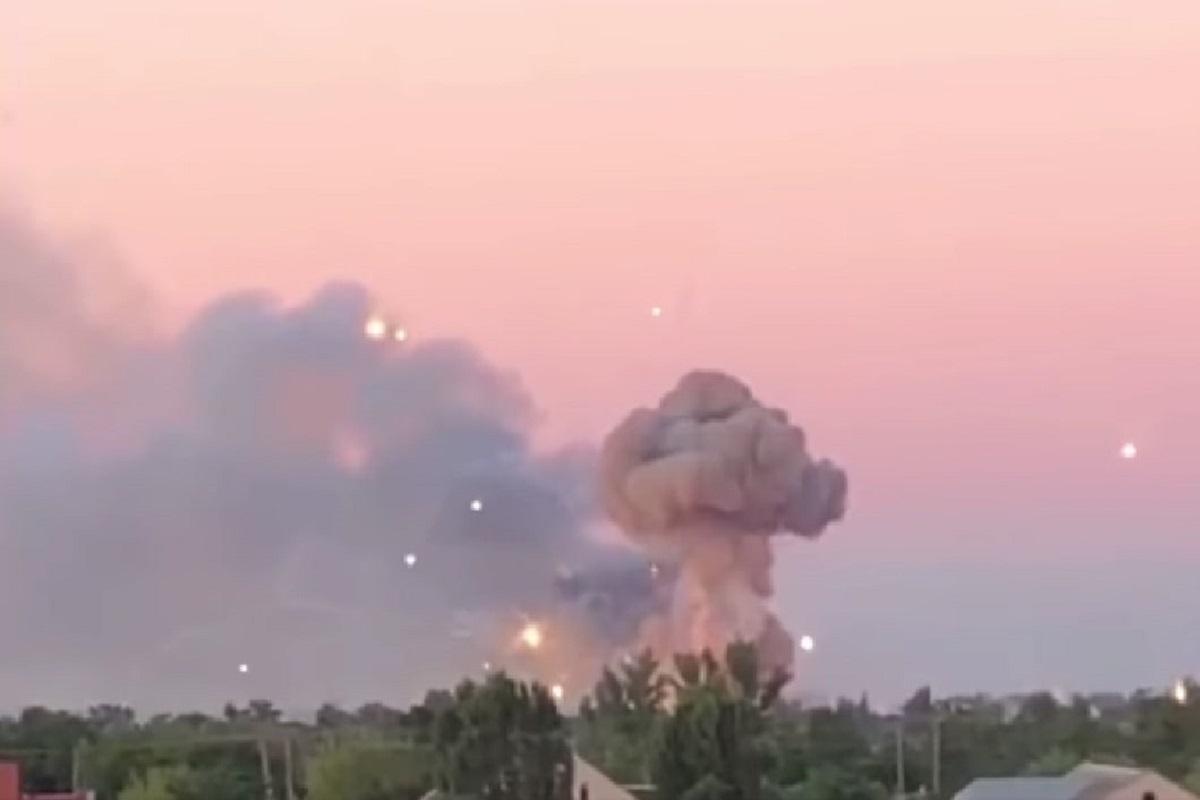 Горить та детонує склад окупантів / скриншот з відео Горить та детонує склад окупантів / скриншот з відео