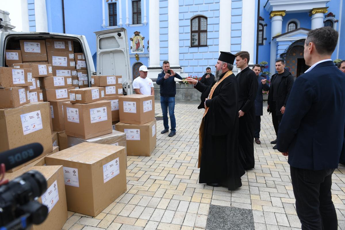 УПЦ США передала Украине лекарства на 210 миллионов гривень: фонд семьи Довгих доставит их в медучреждения