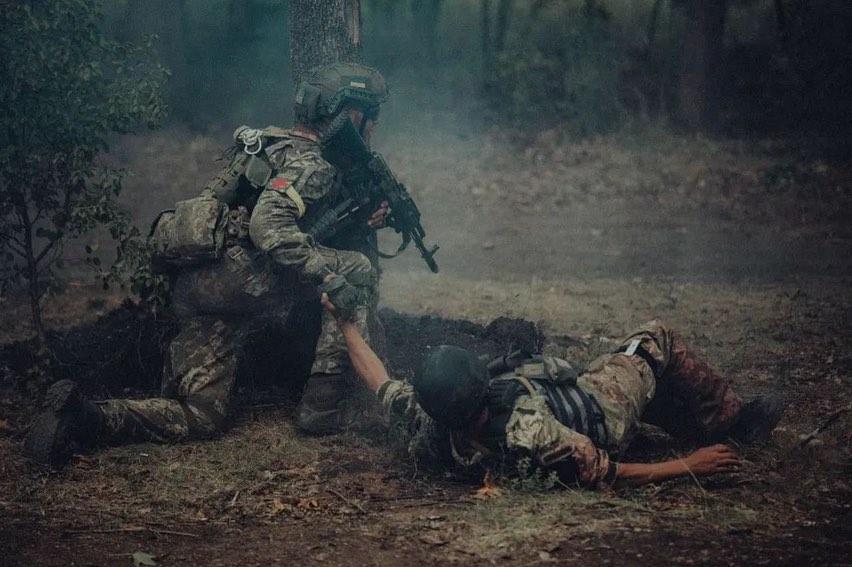 Парамедики рятують життя / Фото - instagram.com/mashaefrosinina/ Парамедики рятують життя / Фото - instagram.com/mashaefrosinina/