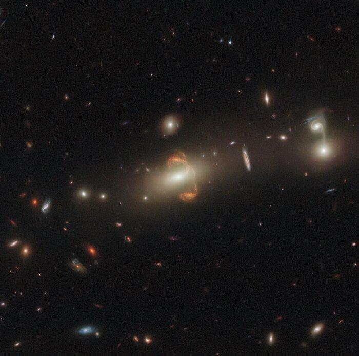 Телескоп Hubble показал галактику, которая искажает пространство и время Телескоп Hubble показал галактику, которая искажает пространство и время
