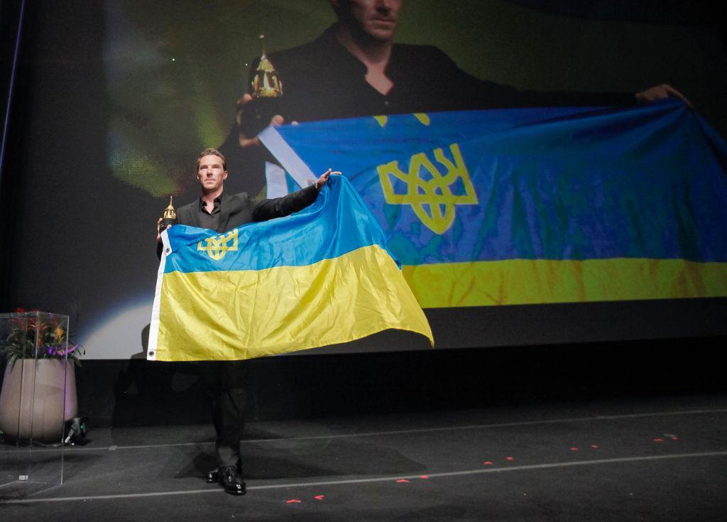Камбербэтч вышел на сцену кинофестиваля в Санта-Барбаре с флагом Украины / фото gettyimages.com Камбербэтч вышел на сцену кинофестиваля в Санта-Барбаре с флагом Украины / фото gettyimages.com