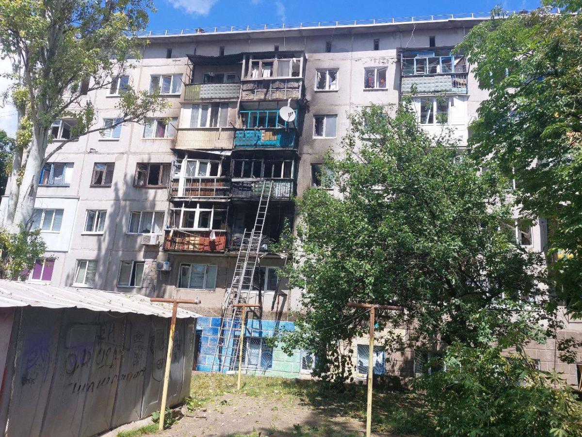 Внаслідок обстрілу у п’ятиповерховому багатоквартирному житловому будинку виникла пожежа / t.me/dsns_telegram/8447 Внаслідок обстрілу у п’ятиповерховому багатоквартирному житловому будинку виникла пожежа / t.me/dsns_telegram/8447