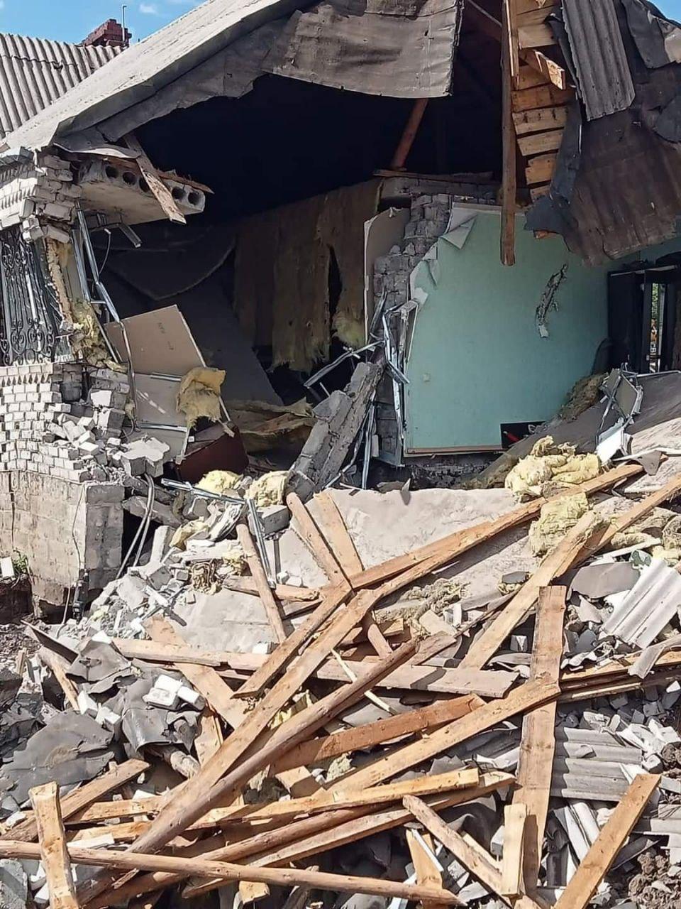 Обстріл окупантами Слов'янська: рятувальники дістали з-під завалів тіла двох чоловіків Обстріл окупантами Слов'янська: рятувальники дістали з-під завалів тіла двох чоловіків