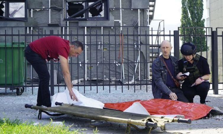 Отец погибшего в Харькове от рук россиян мальчика два часа читал молитвы над телом сына / фото Роман Цаплиенко