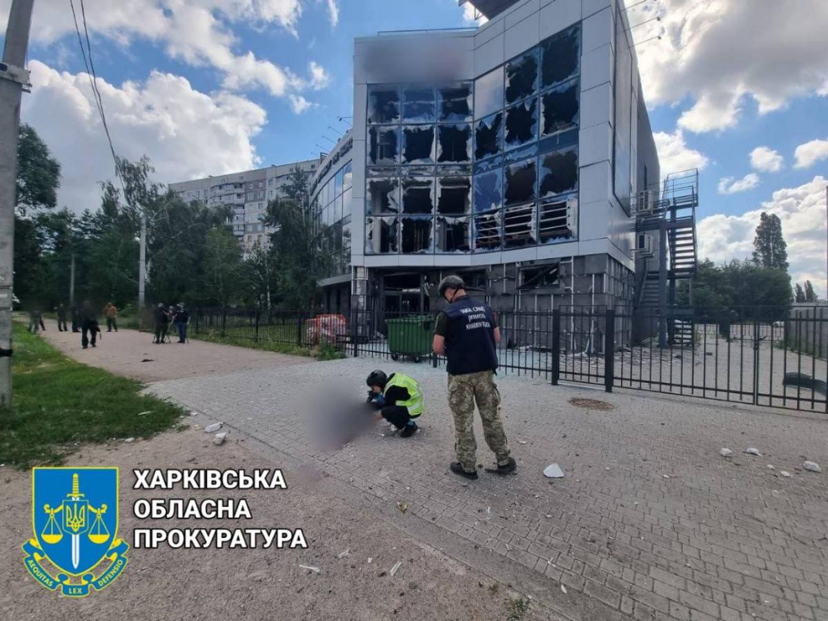 Читав молитви: батько загиблого в Харкові 13-річного хлопчика дві години не відходив від сина Читав молитви: батько загиблого в Харкові 13-річного хлопчика дві години не відходив від сина
