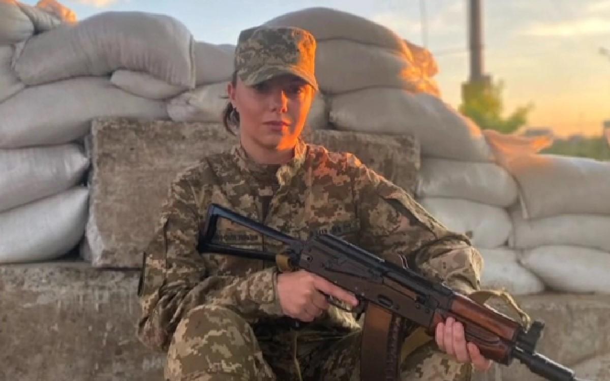 Балерина Леся Воротнюк зі зброєю в руках захищала Київ / скріншот Балерина Леся Воротнюк зі зброєю в руках захищала Київ / скріншот