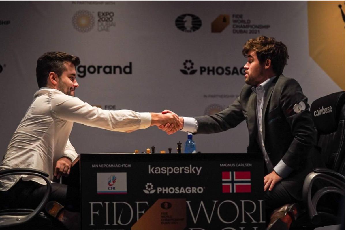 Магнус Карлсен (справа) одолел Яна Непомнящего (слева) в декабре 2021 года / фото twitter.com/FIDE_chess