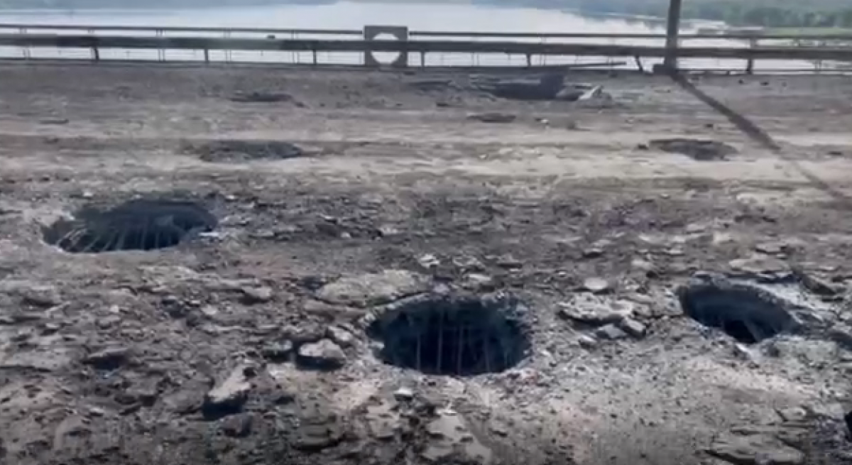 За Антонівським автомобільним мостом закріплено статус – непроїзний / фото скріншот відео
