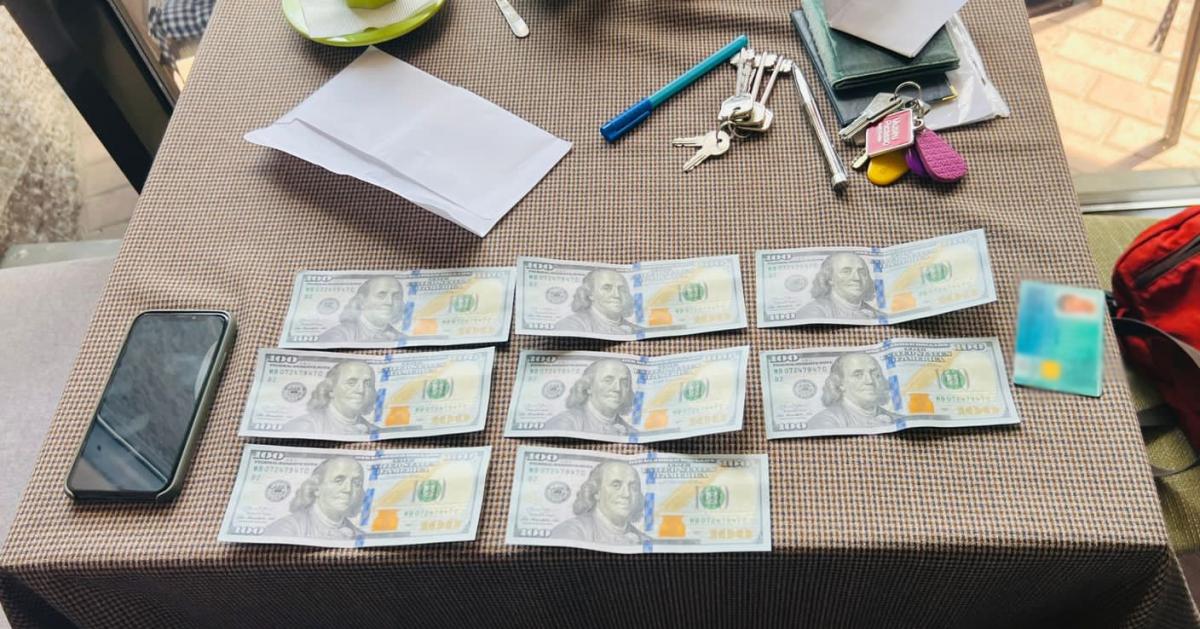 Чоловіка затримали під час зустрічі з «клієнтом» та отримання від нього 800 доларів / фото Київська міська прокуратура Чоловіка затримали під час зустрічі з «клієнтом» та отримання від нього 800 доларів / фото Київська міська прокуратура