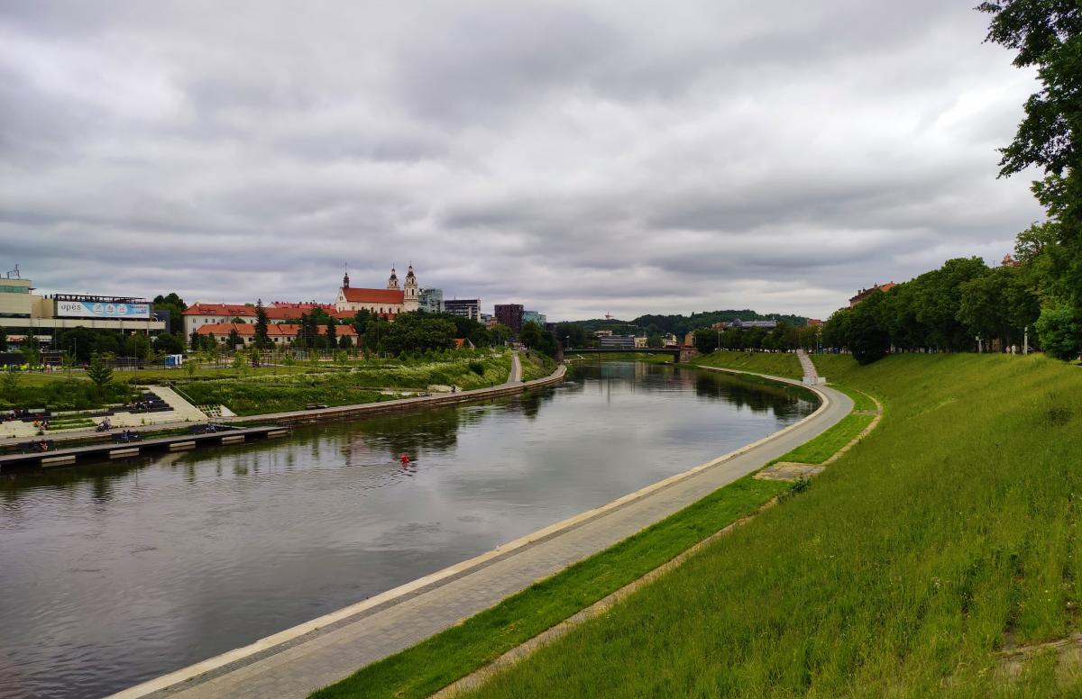 Набережна річки Няріс у Вільнюсі / фото Марина Григоренко