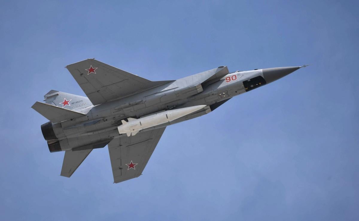 Russia lifts MiG-31 into the air, capable of carrying a missile 