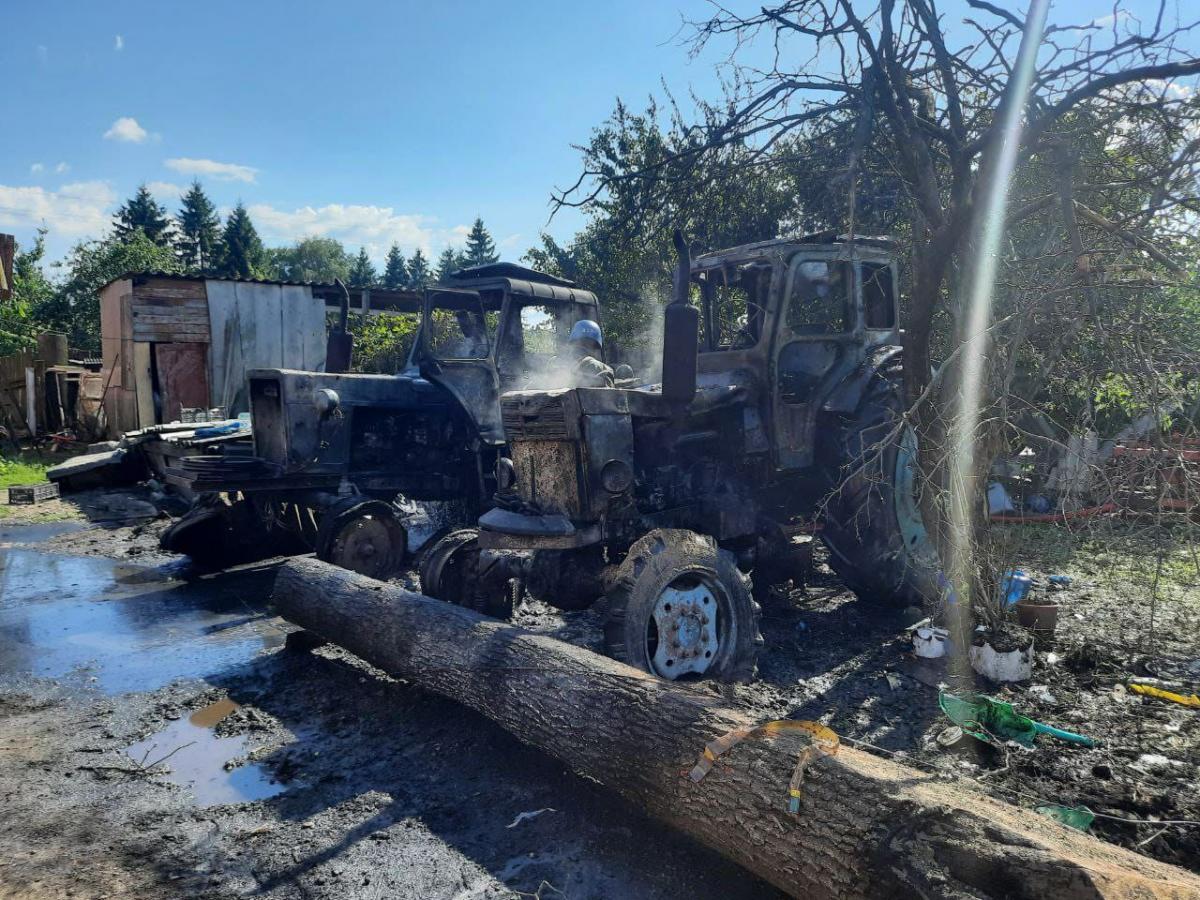 В одному з сіл знищено 2 фермерських трактори, сільгосподарство громади / фото t.me/Zhyvytskyy