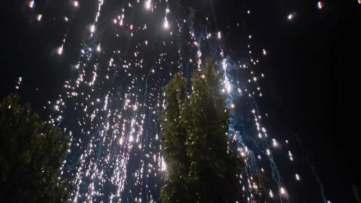 Над Донецьком розліталися освітлювальні боєприпаси / фото "Типичный Донецк" Над Донецьком розліталися освітлювальні боєприпаси / фото "Типичный Донецк"