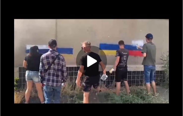 За наказом окупантів у Херсоні зафарбовують українську символіку \ Юрій Соболевський За наказом окупантів у Херсоні зафарбовують українську символіку \ Юрій Соболевський