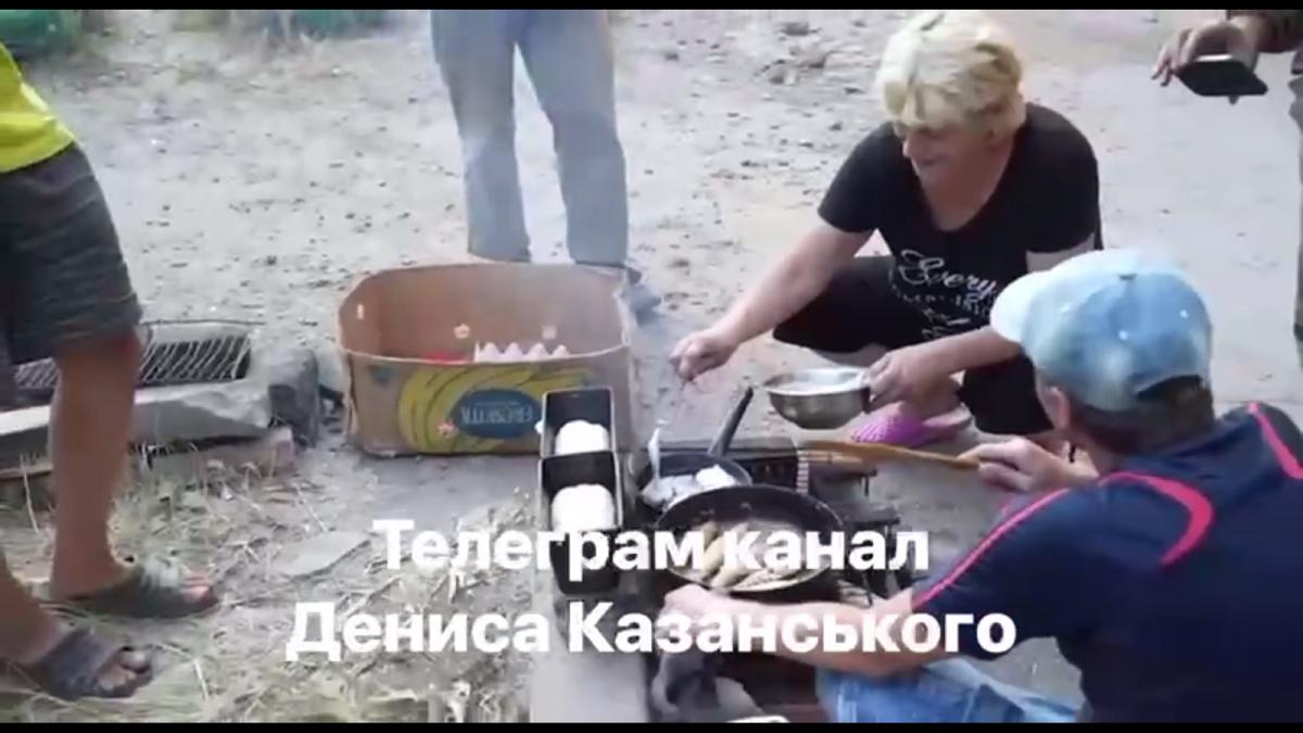 Місцеві, втративши будинки, змушені харчуватися прямо на вулицях виловленою з Сіверського Дінця рибою / скріншот Місцеві, втративши будинки, змушені харчуватися прямо на вулицях виловленою з Сіверського Дінця рибою / скріншот