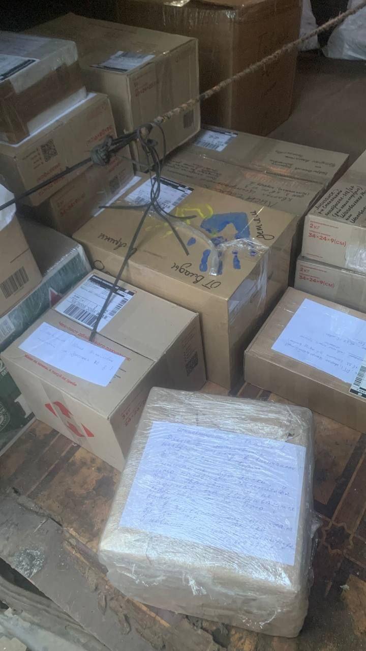 Волонтер розповів, що посилки доводилося переглядати, бо окрім необхідного було багато непотрібного / фото Telegram Артема Алфімова
