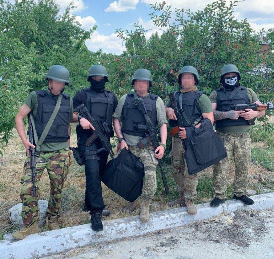 Энергетики передали защитникам Полтавщины еще тысячу бронепластин / фото dtek.com Энергетики передали защитникам Полтавщины еще тысячу бронепластин / фото dtek.com