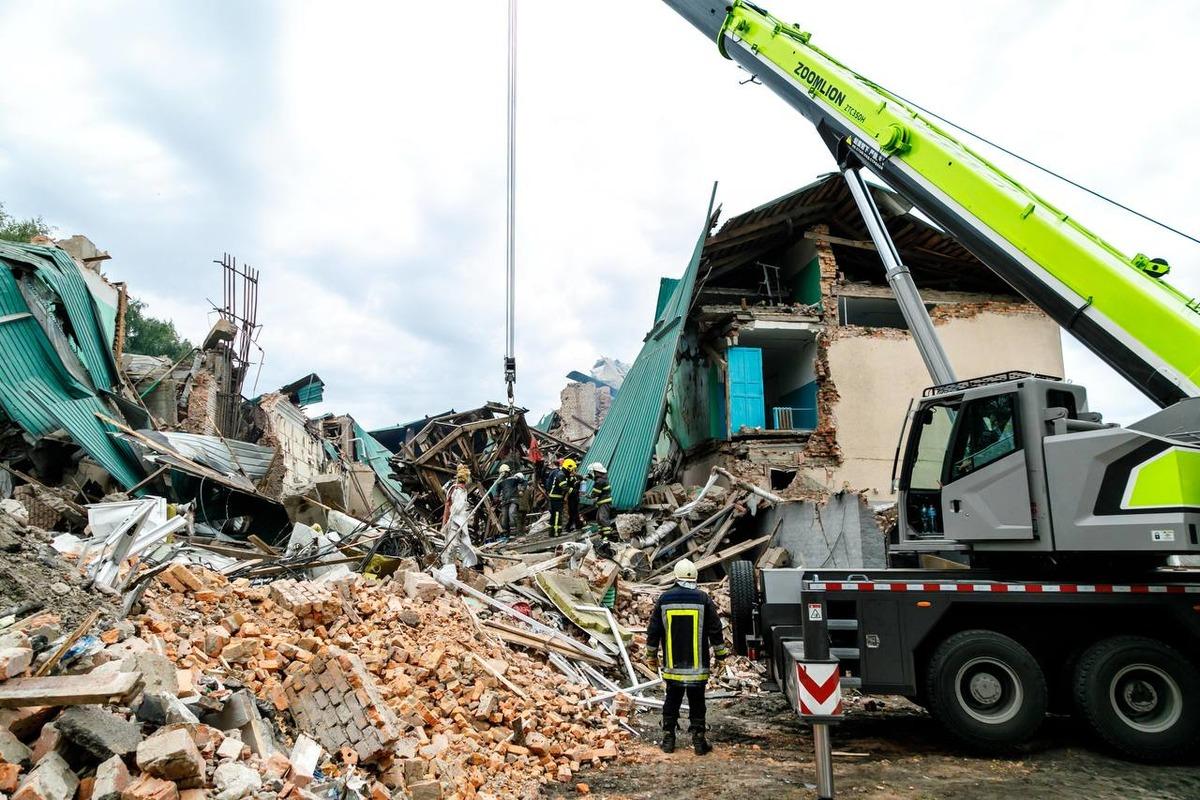 У Чугуєві жертвами ворожого обстрілу цивільної інфраструктури стали дві особи / фото t.me/synegubov У Чугуєві жертвами ворожого обстрілу цивільної інфраструктури стали дві особи / фото t.me/synegubov