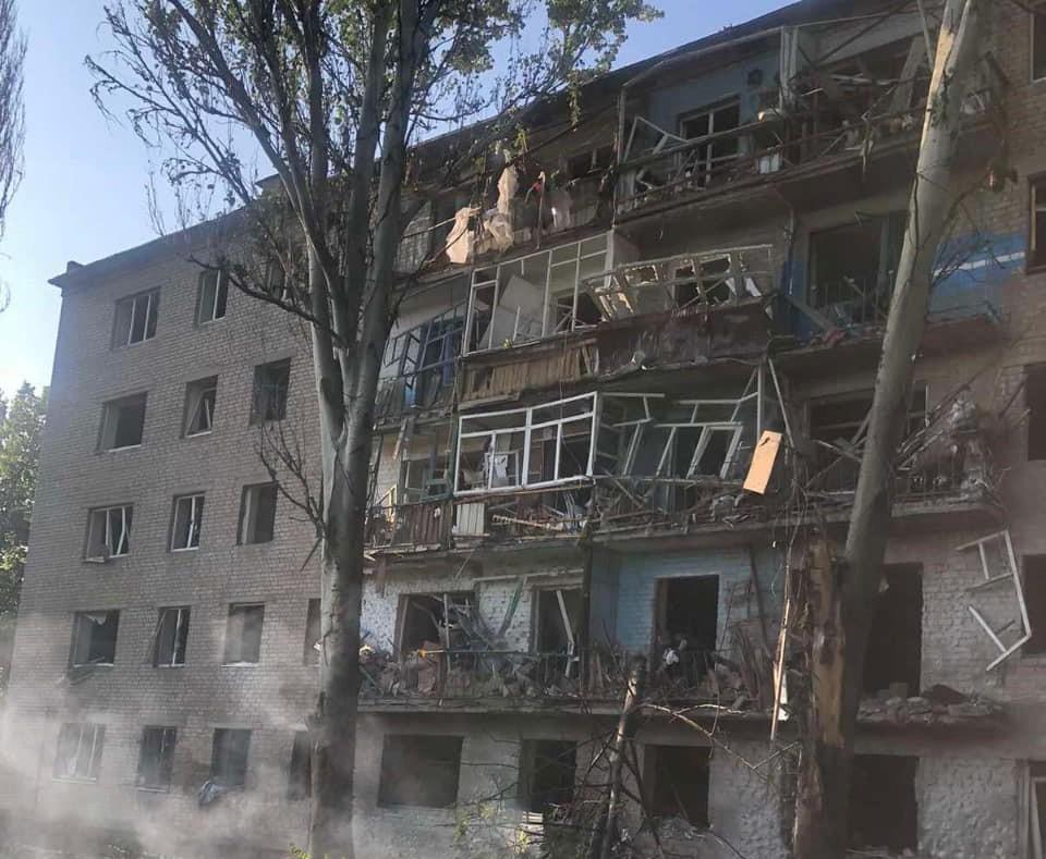 The russian federation hit a residential building in Bakhmut / photo facebook.com/DSNSDon