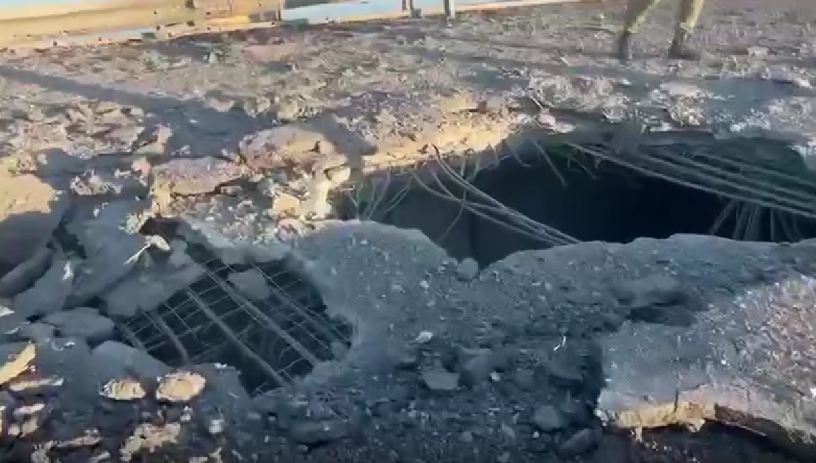 Окупанти намагаються полагодити міст біля Каховської ГЕС / скриншот з відео Окупанти намагаються полагодити міст біля Каховської ГЕС / скриншот з відео