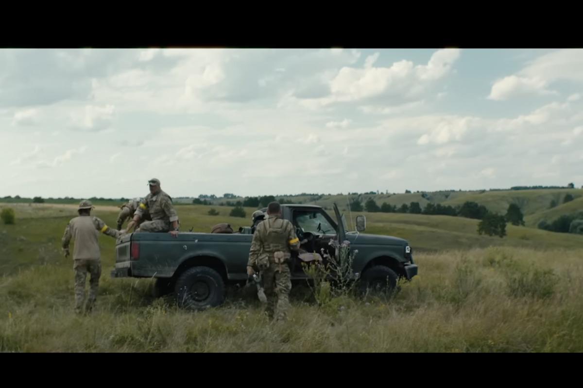 Кадр із кліпу "Квіти мінних зон" / Скріншот Кадр із кліпу "Квіти мінних зон" / Скріншот