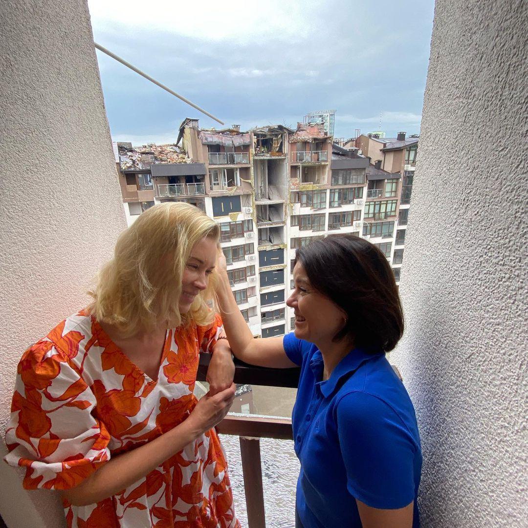 Маричка Падалко и Лидия Таран на фоне разрушенного оккупантами дома в Киеве / Фото - instagram.com Маричка Падалко и Лидия Таран на фоне разрушенного оккупантами дома в Киеве / Фото - instagram.com