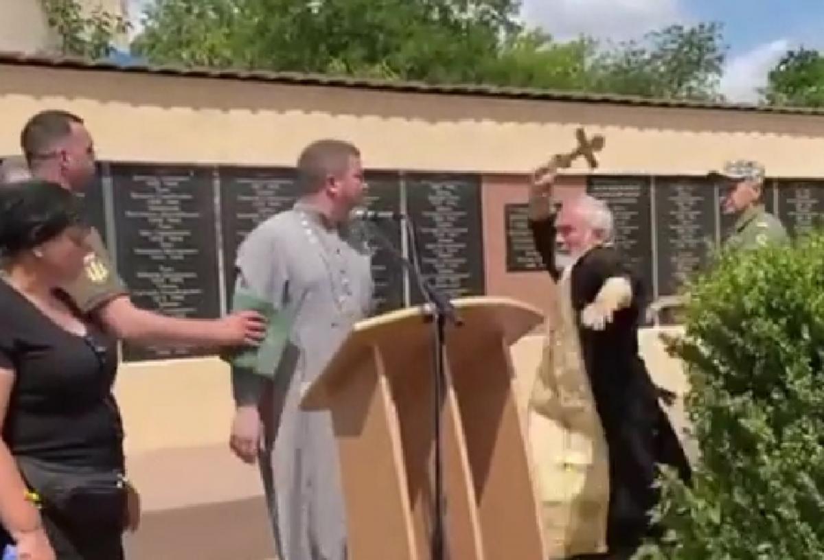 Представник МП накинувся з металевим хрестом / Скріншот