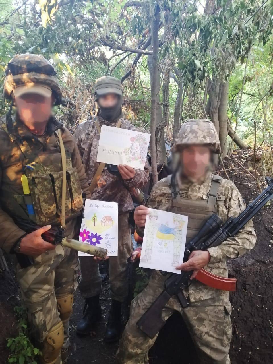 'Все буде Україна': школярі з Київщини передали дитячі малюнки захисникам України на передову 'Все буде Україна': школярі з Київщини передали дитячі малюнки захисникам України на передову