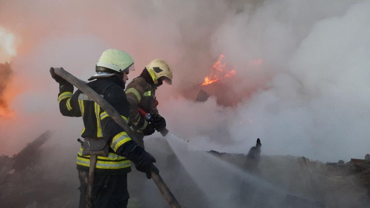 Сьогодні вночі росіяни обстріляли Харків / фото ДСНС Сьогодні вночі росіяни обстріляли Харків / фото ДСНС