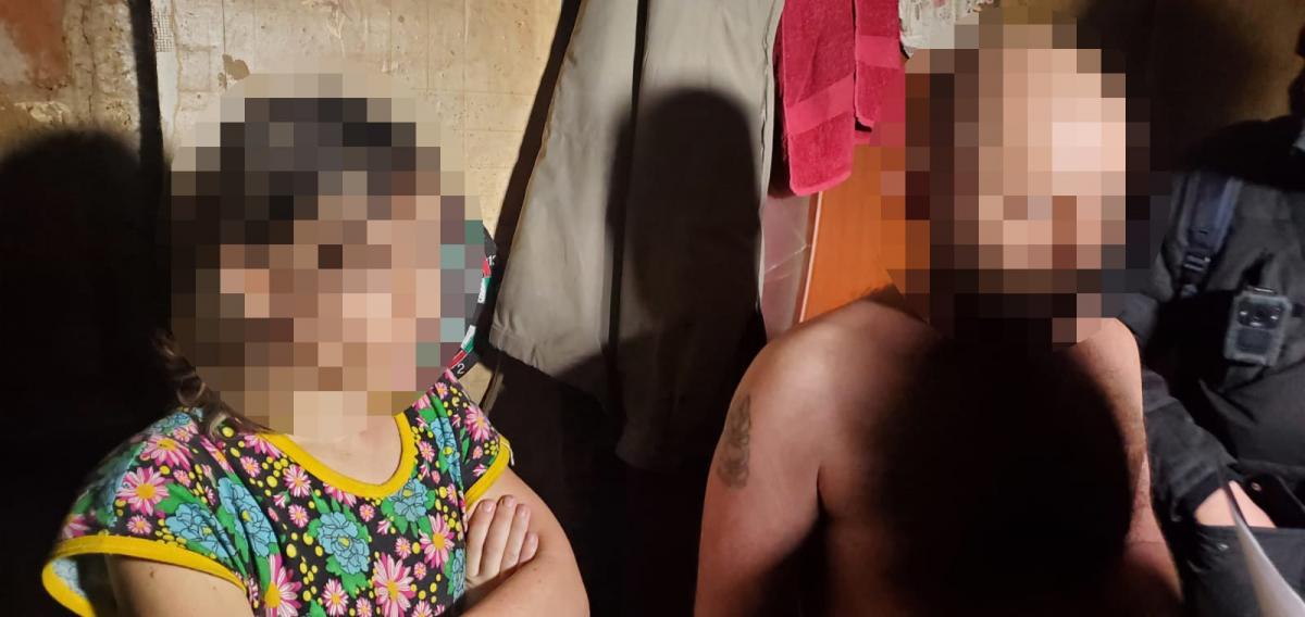 В Киеве женщина с сожителем развращала собственных детей и привлекала их к созданию детской порнографии / фото Нацполіція