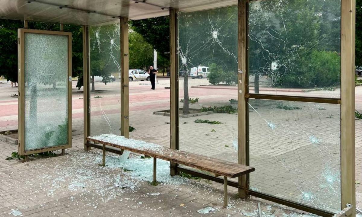 29 июля российские военные ударили кассетными снарядами рядом с остановкой общественного транспорта в Николаеве / фото t.me / senkevichonlinе 29 июля российские военные ударили кассетными снарядами рядом с остановкой общественного транспорта в Николаеве / фото t.me / senkevichonlinе