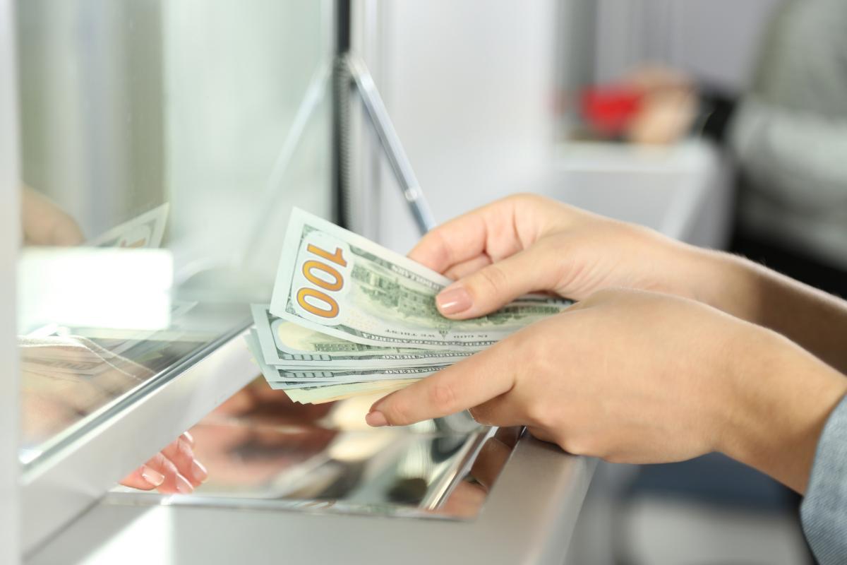 Курс доллара растёт в банках и обменниках / фото ua.depositphotos.com