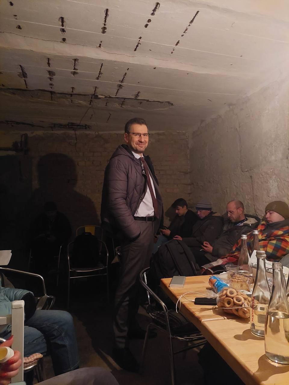 Вадим Карп’як, ведучий «Свободи слова», зранку 24 лютого виїхав на роботу з дому у Бучі і почав вести гостьові студії