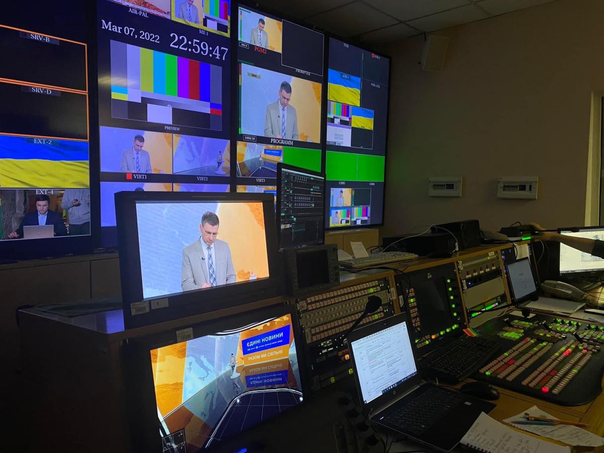 Щоб продукувати новини 24/7 телеканали потребували професійних команд Щоб продукувати новини 24/7 телеканали потребували професійних команд