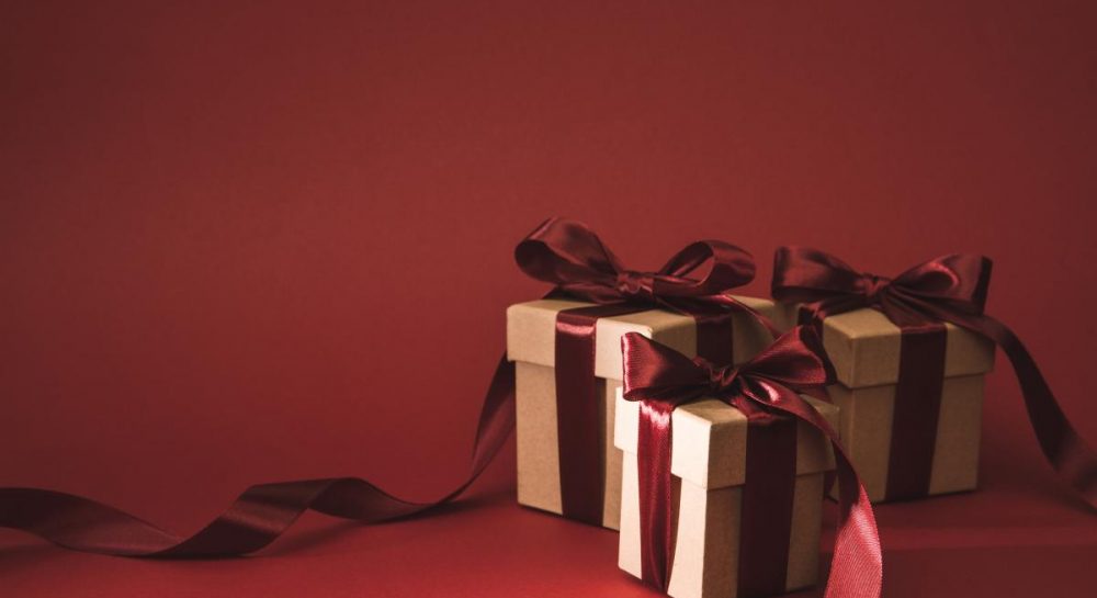 Можно ли передаривать подарки и как это сделать, чтобы не обидеть