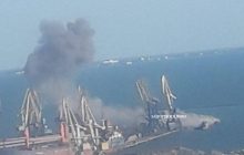 "Саратов" не хоче помирати: окупанти влаштували потужні вибухи в порту Бердянська (фото)