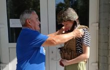 Награждение в бронежилете: выпускнице из Харьковщины вручили золотую медаль вопреки обстрелам (фото)