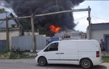 У Херсоні раптово спалахнули склади російських окупантів: дим видно за кілометри (відео)