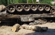 На Чернігівщині з води дістали два російські танки з загиблими членами екіпажів