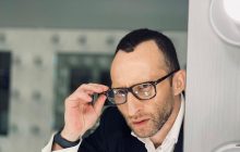 Миша Крупин из "Коррупции" спел в центре обстреливаемого Харькова (видео)