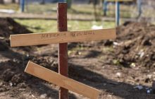 В Мариуполе оккупанты возобновили эксгумацию тел из захоронений во дворах многоэтажек