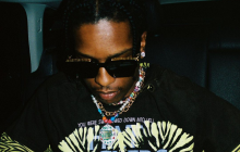 A$AP Rocky на концерті відкинув прапор України, але зібрав зі сцени жіночу білизну