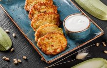 Як приготувати оладки з кабачків без зайвої мороки: кулінар поділився простим лайфхаком