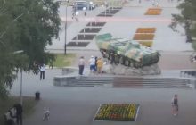 Виправив помилку: в РФ чоловік перетворив букву "Z" на меморіалі на напис AZOV (відео)