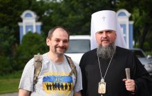 Богослов-снайпер розпродає домашню бібліотеку, аби зібрати на стволи для побратимів (відео)