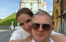 "Без Осадчей": Юрий Горбунов засветился в компании двух красоток