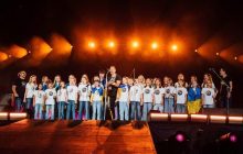 Британський гурт Coldplay під час концерту заспівав з дитячим колективом з Дніпра (відео)