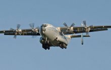 У Білорусь прилетів найбільший у світі турбогвинтовий літак: на аеродромі зникло світло